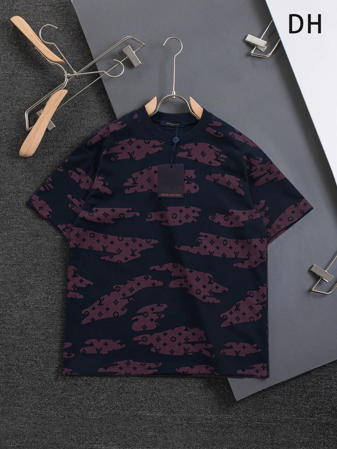 🅿️210 Louis Vuitton 1V LV micro-wide version S-XL LV 26ss new product counters are on the shelves at the same time. Multiple craftsmanship, composite fabrics, all-over cutting🔥Fire flower clouds☁️letter logo🪡 embroidery, round neck short-sleeved T-shirt, same style for men and women! Consigned to one-to-one creation. Synchronized with the official website, pure cotton fabrics at the counter! It is close to the skin and comfortable, durable and easy to wear. It has a classic and simple logo design and meticulous original craftsmanship. Short-sleeves, a must-have item for men, do not appear to be the same for the general public, but must be unique and eye-catching. This LV short-sleeve is all about quality, comfort, the same shape and fashion as always, including fabrics and cutting techniques. All of them have been made with great effort! 320 grams of washed pure cotton fabric, pure cotton is breathable, very refreshing and comfortable for daily wear. The rib knitting on the neckline is smooth and tight, and the neckline will not be skewed if you toss it at will. The loose version, you will find that it looks really good on the upper body. The overall is minimalist and neat, super versatile for daily use! Pair it casually with a pair of pants for a youthful look. A T-shirt will make your outfit crazy. It is a fashionable item that can never go wrong! Color: Black White Gray Purple Size: S-XL Size chart: S: Shoulder width 50-Bust 56-Length 70 M: Shoulder width 52-Bust 57-Length 72 L: Shoulder width 54-Bust 59-Length 74 XL: Shoulder width 56-Bust 62-Length 76